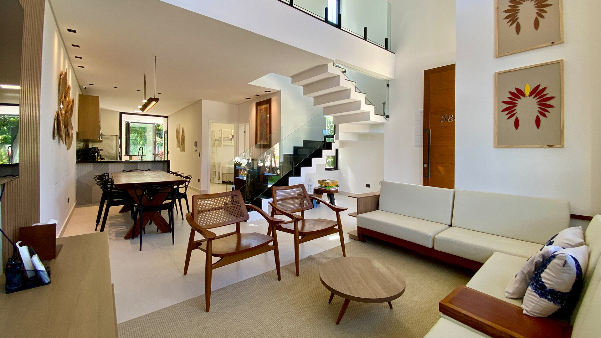 Riviera - Villágio exclusivo sobrado decorado em villagio na riviera, 4 dormitórios, 4 suítes, com 2 vagas e 205m² de área útil. A decoração moderna e de ótimo gosto em todos os ambientes cria uma atmosfera acolhedora. o espaço gourmet se abre para a piscina privativa, cercada por um jardim encantador. a cozinha é totalmente equipada, ideal para os momentos em família ou entre amigos. em excelente localização, este imóvel é perfeito para quem busca conforto e sofisticação em cada detalhe. 